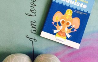 bambini che fanno yoga a scuola